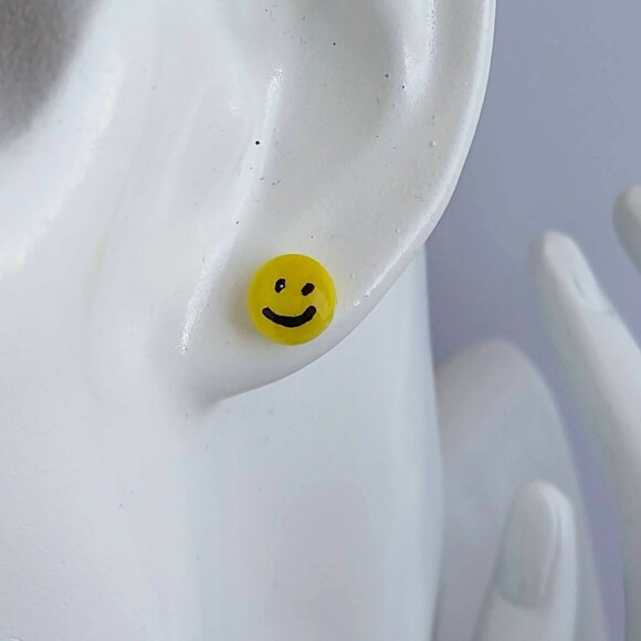 Handmade small yellow polymer clay earrings. Boucles d'oreilles fait à la main - Picture 3 of 8